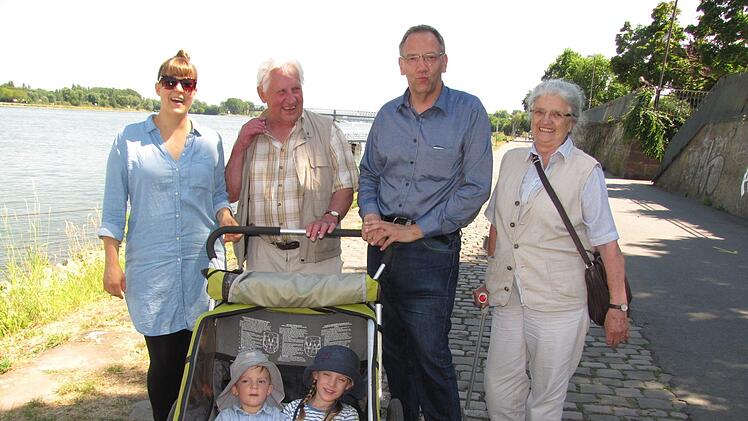 Es gibt keinen regelrechten Coburger Seniorenexpress mehr, sondern nur noch einen Generationen verbindenden Coburg-Express. Ex-Stadtrat Arnfried Fischer und Ehefrau Wanda haben das wörtlich genommen. Sie trafen sich in Mainz mit Enkelin Carolin und den Urenkeln Frida und Alwin. Dazu gab es auch ein herzliches "Grüß Gott" von Bürgermeister Thomas Nowak. Foto: Martin Koch