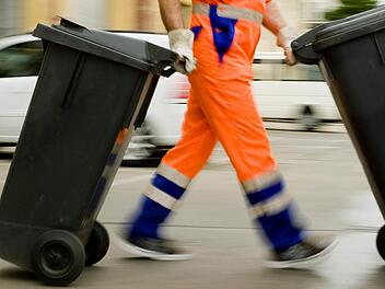 Bei einem Verkehrsunfall im Landkreis Miltenberg ist am Freitagmorgen ein  M&uuml;llmann von einem Auto erfasst und schwer verletzt worden. Foto: Frank Rumpenhorst/dpa