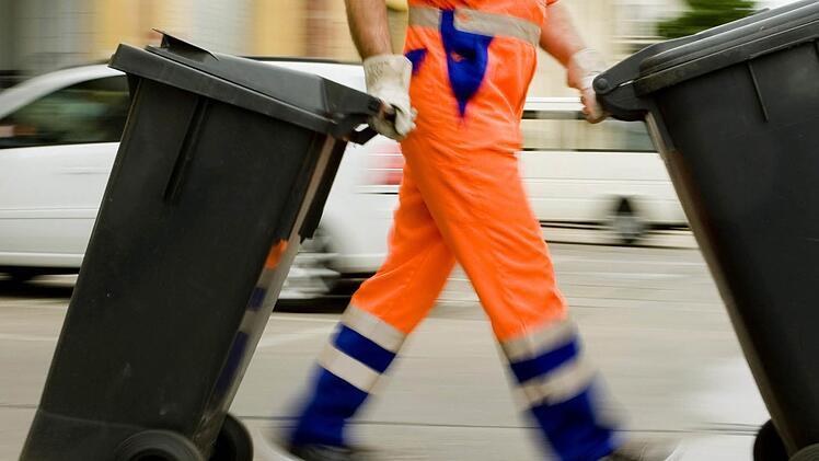 Bei einem Verkehrsunfall im Landkreis Miltenberg ist am Freitagmorgen ein  M&uuml;llmann von einem Auto erfasst und schwer verletzt worden. Foto: Frank Rumpenhorst/dpa