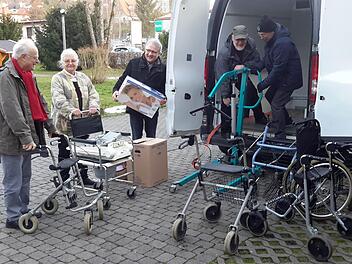 Die dringend benötigten Mobilitätshilfen werden vor der Bad Brückenauer Friedenskirche verladen. Über die Sachspenden für Afghanistan freuen sich (von links) Reinhard und Annegret Wolf, Gerd Kirchner, Heinz Kalmund und Eberhard Schelle. Über eine Zwischenstation in München geht der Transport weiter nach Kabul. Foto: Rolf Pralle