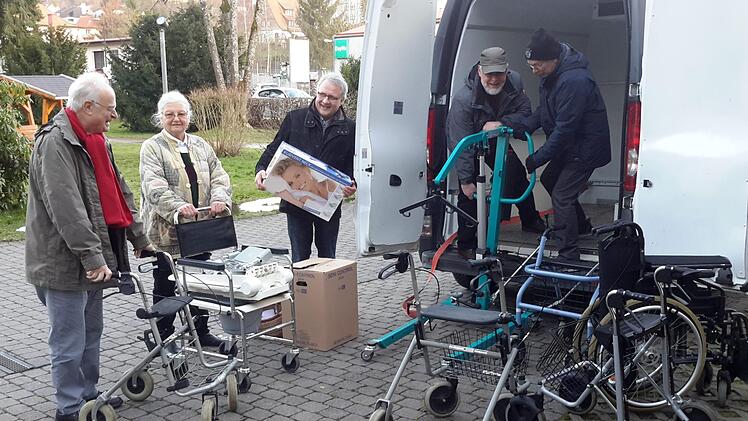 Die dringend benötigten Mobilitätshilfen werden vor der Bad Brückenauer Friedenskirche verladen. Über die Sachspenden für Afghanistan freuen sich (von links) Reinhard und Annegret Wolf, Gerd Kirchner, Heinz Kalmund und Eberhard Schelle. Über eine Zwischenstation in München geht der Transport weiter nach Kabul. Foto: Rolf Pralle