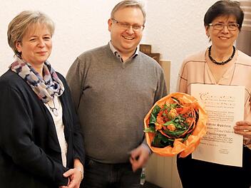 Dagmar Barta (l.) und Thomas Ringer dankten Christine Spörlein für ihre Treue zum Chor. Foto: Johanna Blum