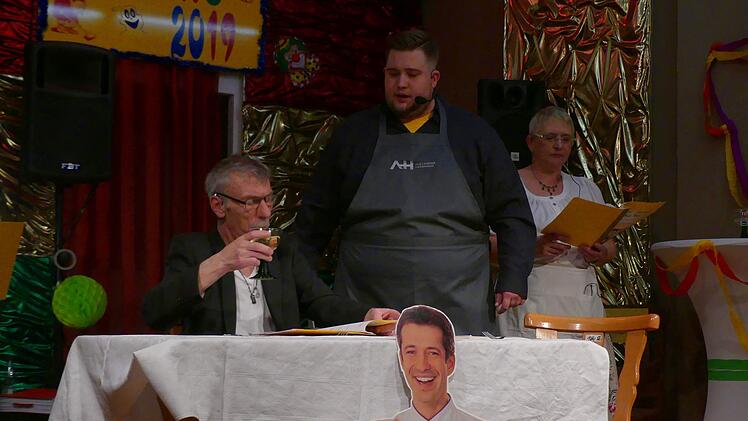 Fußballstar Franck Ribery (Alfred Wruck, links) bestellt im Wirsberger Posthotel  beim Chefkoch (Nicolas Peter) ein Menü. Die Bedienung (Inge Peter) hält sich im Hintergrund.Dieter Hübner