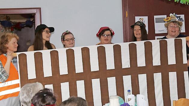 Die "Tratschweiber" (von links ) Roswitha Klemenz, Gudrun Gehringer, Verena Kerner, Andrea Lazarz, Andrea Kerner und Kerstin Weis taten so manche Neuigkeiten aus Uetzing kund.  Foto: Gerd Klemenz