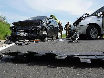 Die Autos bleiben mit Totalschaden liegen. Fotos: Arkadius Guzy