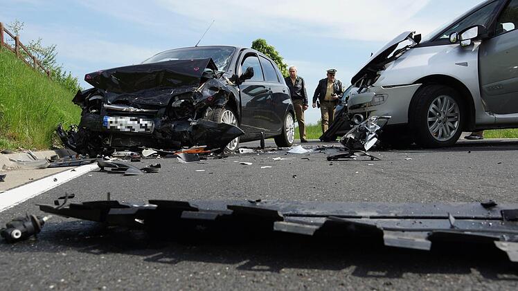Die Autos bleiben mit Totalschaden liegen. Fotos: Arkadius Guzy