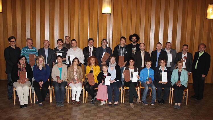 36. Schmuckziegelverleihung des Vereins Fränkische Schweiz mit den Organisatoren und Eigentümern der zwölf ausgezeichnten Objekte