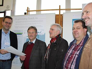 Die Bürgermeister Dieter Muth (von rechts) aus Oberleichtersbach, Bernold Martin (Schondra), Jürgen Karle (Wartmannsroth) und Wilhelm Friedrich (Zeitlofs) übergaben eine Stellungnahme an Christoph Thiel, Gesamtleiter für das Projekt Südlink. Foto: Ulrike Müller