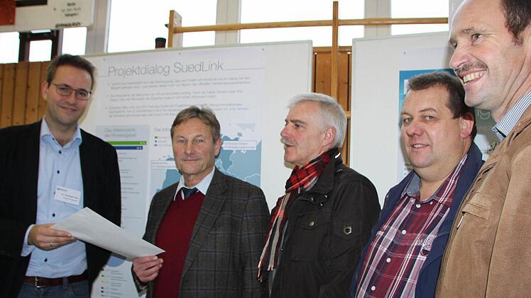 Die Bürgermeister Dieter Muth (von rechts) aus Oberleichtersbach, Bernold Martin (Schondra), Jürgen Karle (Wartmannsroth) und Wilhelm Friedrich (Zeitlofs) übergaben eine Stellungnahme an Christoph Thiel, Gesamtleiter für das Projekt Südlink. Foto: Ulrike Müller
