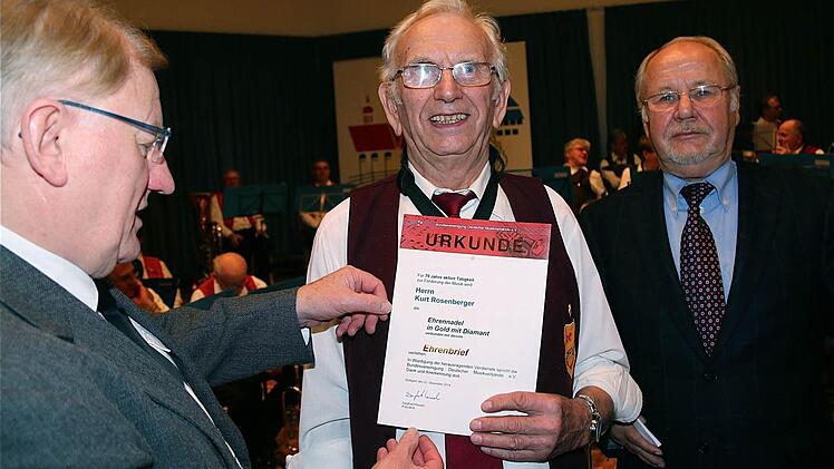 70 Jahre aktiver Musiker: Kurt Rosenberger wurde von Ernst Oestreicher (links) und Werner Höhn geehrt. Foto: Gerd Schaar