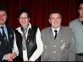 Klaus Lutz (links), Kreisvorsitzender des Bayerischen Soldatenbunds, beglückwünscht Ulrike Lang, Michael Rohner und Michael Manger zu ihren Auszeichnungen. Foto: Gabriele Sell