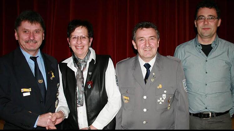 Klaus Lutz (links), Kreisvorsitzender des Bayerischen Soldatenbunds, beglückwünscht Ulrike Lang, Michael Rohner und Michael Manger zu ihren Auszeichnungen. Foto: Gabriele Sell