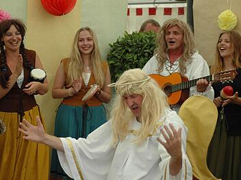 Dirk Korbstein (vorne) und seine Mitstreiter sorgten am Sonntagnachmittag bei der Bühnen-Playback-Show beim Waldfest des SCK Oberwildflecken für Stimmung. Auch die anderen Darbietungen sorgten für Begeisterung.  Foto: Sebastian Schmitt-Mathea