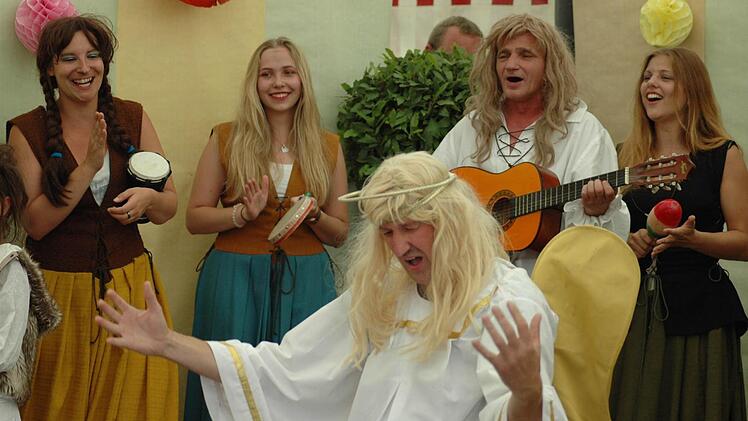 Dirk Korbstein (vorne) und seine Mitstreiter sorgten am Sonntagnachmittag bei der Bühnen-Playback-Show beim Waldfest des SCK Oberwildflecken für Stimmung. Auch die anderen Darbietungen sorgten für Begeisterung.  Foto: Sebastian Schmitt-Mathea