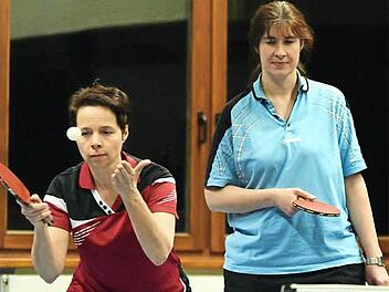 Kerstin Zollhöfer (li.) und Anja Sehler gingen im Doppel gegen den DTV Diespeck leer aus. Die einzigen beiden Punkte für Herzogenaurach in der Partie holte Spitzenspielerin Sehler.  Foto: herzopress