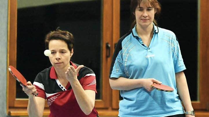 Kerstin Zollhöfer (li.) und Anja Sehler gingen im Doppel gegen den DTV Diespeck leer aus. Die einzigen beiden Punkte für Herzogenaurach in der Partie holte Spitzenspielerin Sehler.  Foto: herzopress