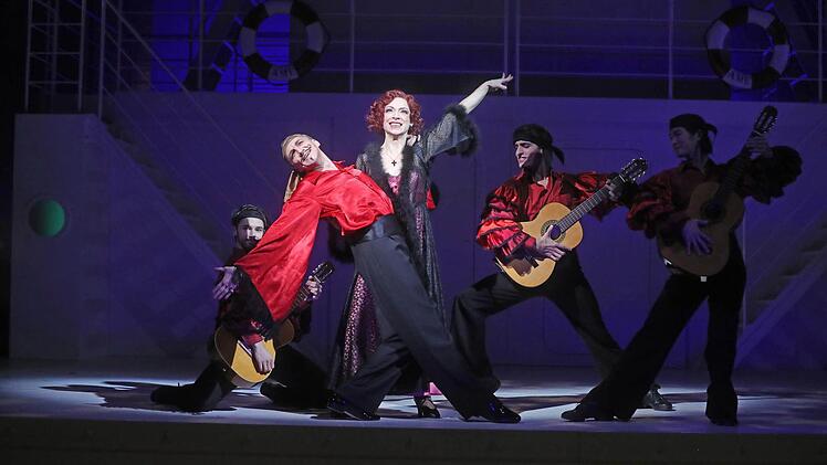 Schwungvolle Premiere: Reichlich Beifall gab es für die Neuinszenierung von "Anything Goes" am Landestheater Coburg. Foto: Henning Rosenbusch