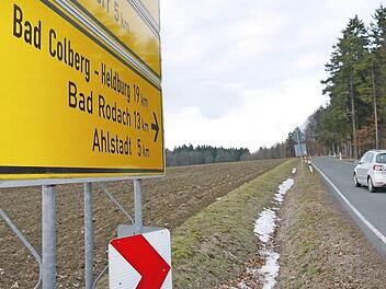 Schon seit dem letzten Winter, als dieses Foto entstand, wird darüber diskutiert, die Kreisstraße zwischen Rottenbach und Ahlstadt für Autos zu sperren. Denn eine Sanierung würde den Landkreis rund fünf Millionen Euro kosten. Foto: CT-Archiv/Berthold Köhler