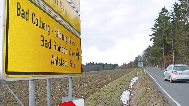 Schon seit dem letzten Winter, als dieses Foto entstand, wird darüber diskutiert, die Kreisstraße zwischen Rottenbach und Ahlstadt für Autos zu sperren. Denn eine Sanierung würde den Landkreis rund fünf Millionen Euro kosten. Foto: CT-Archiv/Berthold Köhler