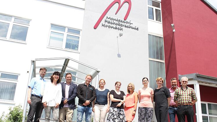 Neben dem Dritten Bürgermeister Markus Wich und Jersch-Bittermann (von links) freuten sich am Freitag auch neun der elf Lehrkräfte darüber, dass die Montessori-Fos nun auch offiziell genehmigt ist.