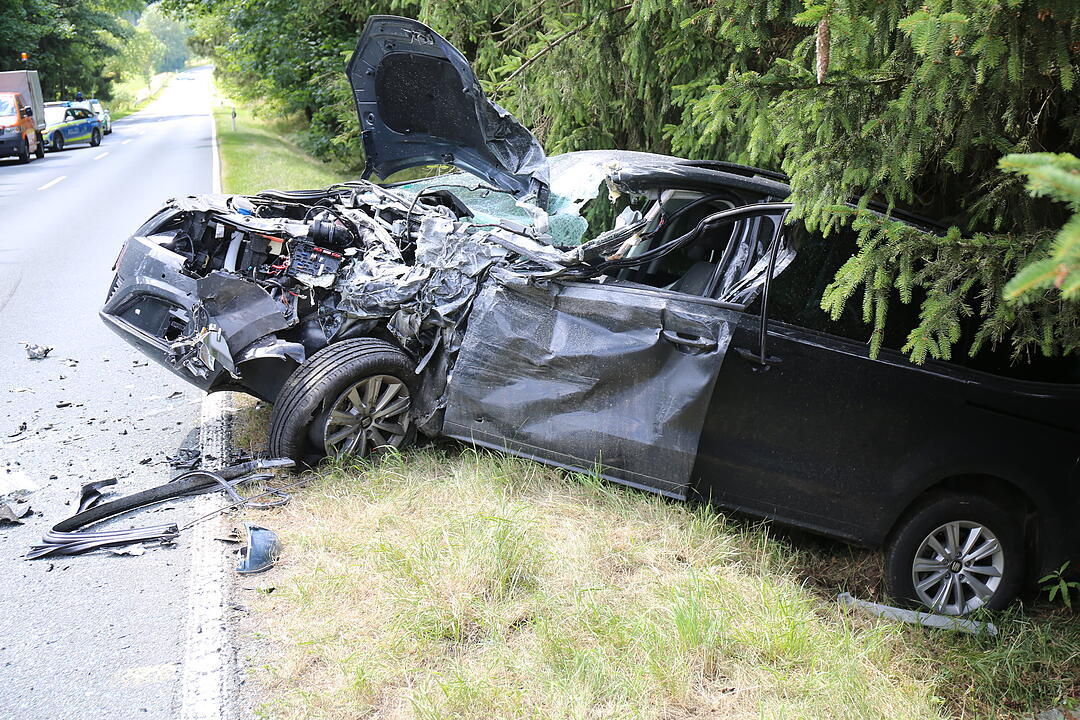 Frontalcrash in Oberfranken: Fahrer bei Unfall eingeklemmt und schwer verletzt