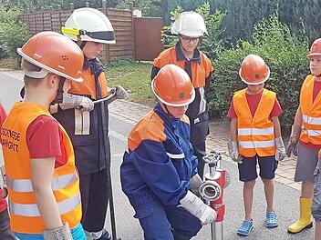 Die "Löschzwerge" führen den Besuchern des Brandschutztages vor, wie die Feuerwehr Marktgraitz arbeitet.