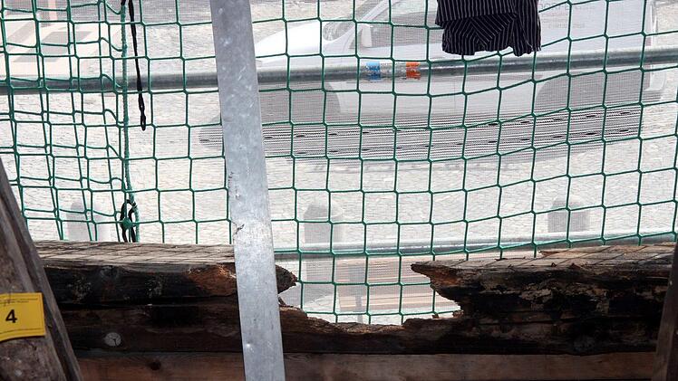 Ein beschädigter tragender Balken, dessen Alter noch untersucht werden sollRichard Sänger