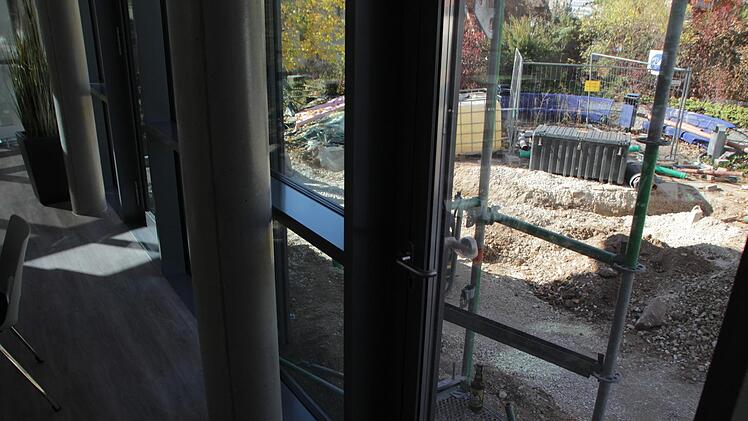 Die Außenterrasse vor der Cafeteria ("Spitaleria") im Kreiskrankenhaus St. Anna in Höchstadt wird  gerade noch  gebaut. Foto: Christian Bauriedel