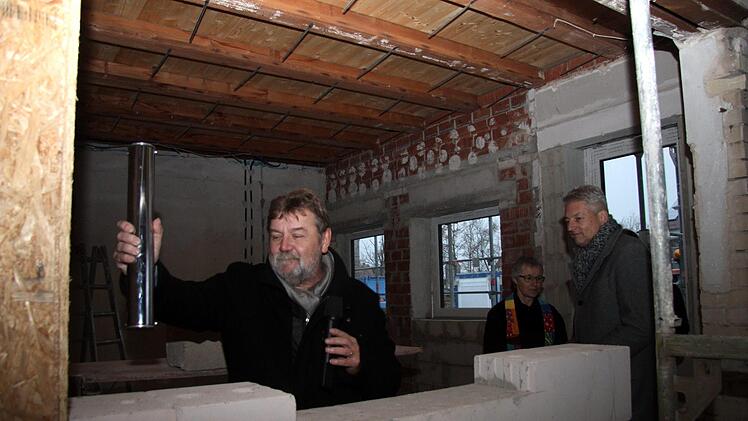 Auch eine Zeitkapsel wird eingemauert