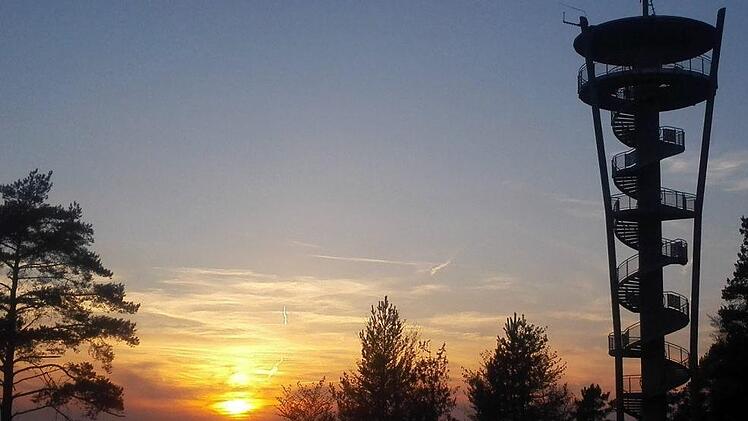 Die Pottensteiner Himmelleiter: 150 Stufen auf der metallenen Wendeltreppe sind zu meistern, bevor man von der Aussichtsplattform in 25,5 Metern Höhe einen tollen Rundblick genießen kann. Foto: die-fraenkische-schweiz.com/infrankenpix