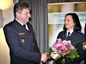 Markus Löffler gratuliert seiner Nachfolgerin Antje Düthorn.  Veronika Schadeck