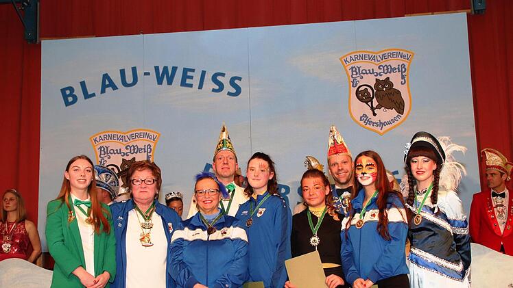 Ehrungen bei Blau-Weiss-Elfershausen (von links): Annalena Seit (FEN Jugendpräsidentin) Christa Seeger, Monika Gierling, Jürgen Seit (FEN-Vizepräsident Ufrk.) Romina Drignat, Samira Fink, Björn Rasch (1. Gesellschaftspräsident), Lisa Rauch, Lena Schneider.  Foto: Siegfried Gierling