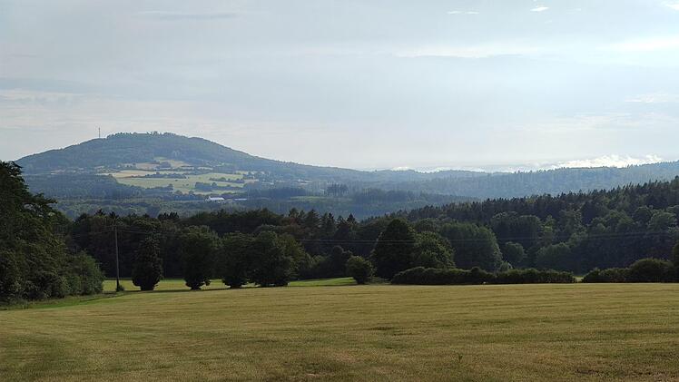 Ein Ort, an dem der Blick vorbei am Dreistelz-Berg bis nach Hessen schweifen kann: Am Fuße der Pilsterköpfe bei der Metzenruh.  Foto: Julia Raab