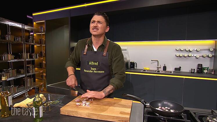 Der sympathische Bayer Alfred hat immer wieder Schwierigkeiten, den Anweisungen seiner Coaches zu folgen.