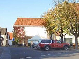 Der Marktplatz in Oberthulba  wurde vor 35 Jahren gestaltet. Der Mittelpunkt des Ortes soll nun ein neues Aussehen erhalten.