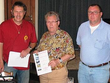 Schiedsrichter-Lehrwart Heiko Hoffmann (links) und Obmann Fritz Goller (rechts) sind von ihren Ämtern zurückgetreten. In der Mitte Ehrenobmann Norbert Bernard, der die Gruppe bis 2009 28 Jahre lang führte. Foto: Archiv
