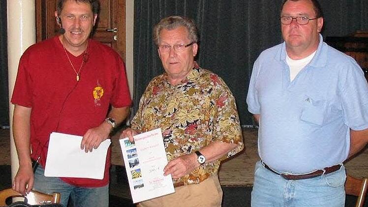 Schiedsrichter-Lehrwart Heiko Hoffmann (links) und Obmann Fritz Goller (rechts) sind von ihren Ämtern zurückgetreten. In der Mitte Ehrenobmann Norbert Bernard, der die Gruppe bis 2009 28 Jahre lang führte. Foto: Archiv