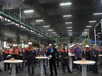 Durch diese Halle zieht sich die Anlage, die hier feierlich eingeweiht wird. Fotos: Sabine Paulus