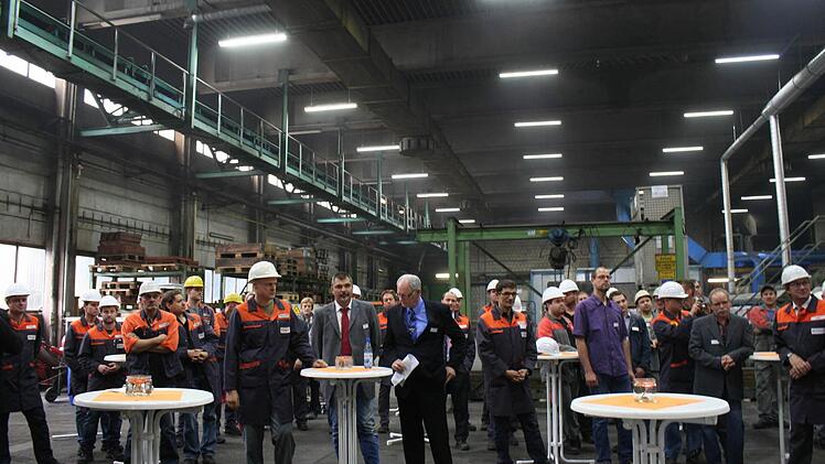 Durch diese Halle zieht sich die Anlage, die hier feierlich eingeweiht wird. Fotos: Sabine Paulus