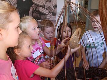 Die Überraschung ist groß, als die Krone der Korbstadtkönigin endlich gefunden ist.Fotos: Gerda Völk