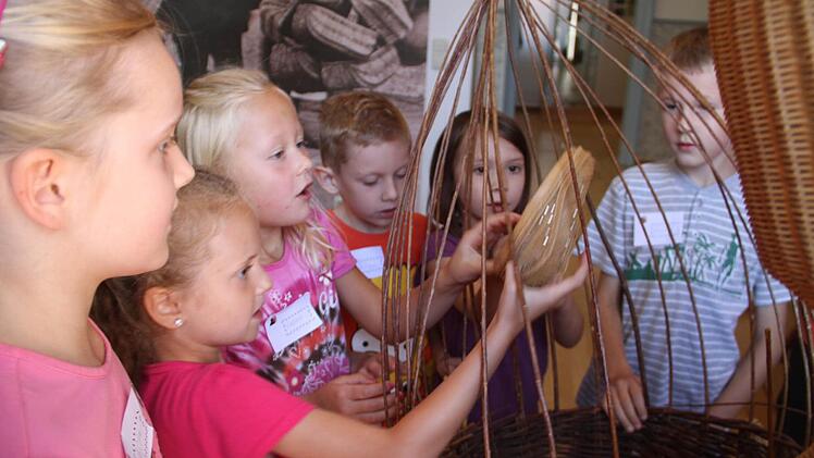Die Überraschung ist groß, als die Krone der Korbstadtkönigin endlich gefunden ist.Fotos: Gerda Völk
