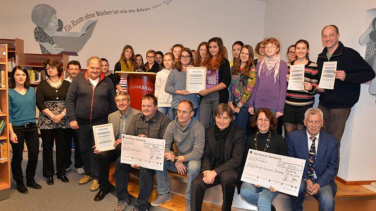 Die Sieger der Bayerischen Sportjugend im BLSV und die Schülerinnen des Eichendorff-Gymansiums freuen sich zusammen mit den Lehrern und der Jury über den Jugendpreis 2013.  Foto: Ronald Rinklef