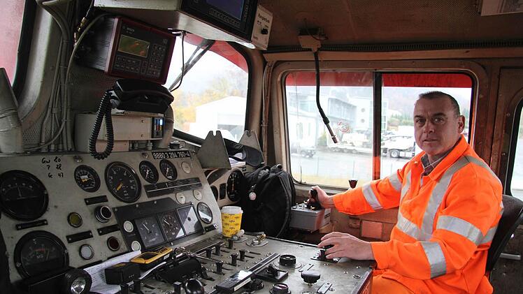 Warum rangiert Harald Wich den Güterzug mit dem dicken roten DB-Logo, der in Stadtsteinach Schotter verlädt? "Ich habe in meinem Leben noch nie gestreikt, ich bin Beamter", erklärt Wich. Foto: Sonja Adam