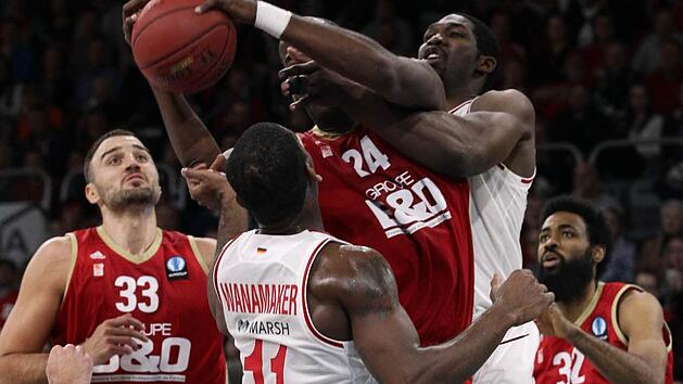 Verbissen k&auml;mpften beide Teams um jeden Ball. Hir greifen der Bamberger Center Trevor Mbakwe (r.) und Ali Traore nach dem Ball; vorne Brad Wanamaker, links der Ex-Berliner Tadija Dragicevic. Fotos: sportpress