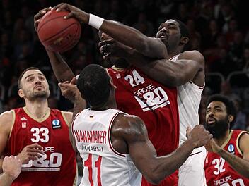 Verbissen k&auml;mpften beide Teams um jeden Ball. Hir greifen der Bamberger Center Trevor Mbakwe (r.) und Ali Traore nach dem Ball; vorne Brad Wanamaker, links der Ex-Berliner Tadija Dragicevic. Fotos: sportpress