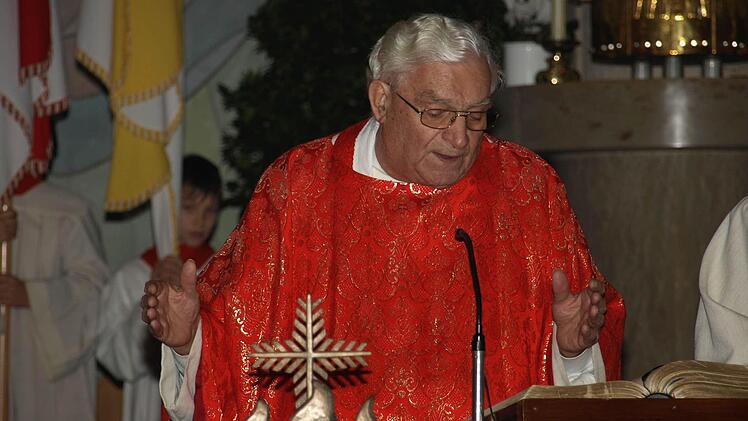 Pfarrer i. R. Karl Memmel am Altar in Rottershausen. Foto: Stefan Geiger