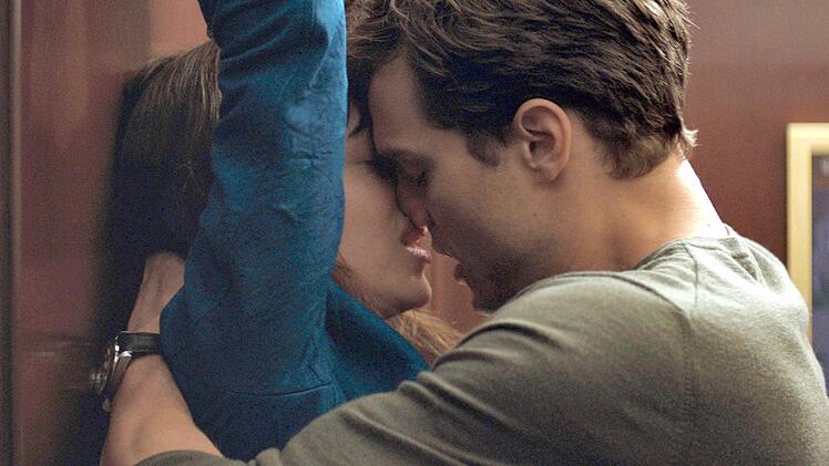 Die Schauspieler Jamie Dornan und Dakota Johnson in einer Szene des Films "Fifty Shades of Grey" Foto: dpa