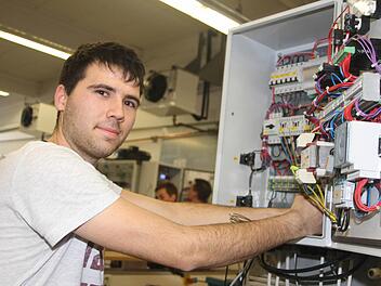 Der 20-jährige Esra Wirth lernt bei der Firma Kälte-Binder in Ansbach. Er hat sich für den Bundesleistungswettbewerb qualifiziert und kommt bei der umfangreichen Prüfungsaufgabe gut voran. Doch nicht bei allen Teilnehmern läuft es problemlos. Fotos: Sonja Adam