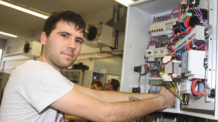 Der 20-jährige Esra Wirth lernt bei der Firma Kälte-Binder in Ansbach. Er hat sich für den Bundesleistungswettbewerb qualifiziert und kommt bei der umfangreichen Prüfungsaufgabe gut voran. Doch nicht bei allen Teilnehmern läuft es problemlos. Fotos: Sonja Adam