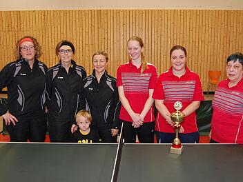 Bei den Damen holte sich der SV Fischbach II den Tischtennis-Kreispokalsieg mit dem Trio Nora Neumann, Melanie Tittel und Lara-Luisa Vießmann (von rechts). Links daneben der Finalist SV Friesen mit Sandra Graf, Eva Fischer-Weiß und Doris Fischer. Fotos: M. Trebes